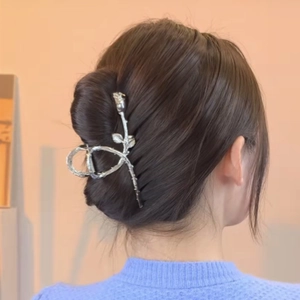 Pinza per capelli a rosa argentata con strass vintage indossata su un'acconciatura