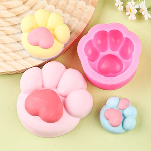 Dettaglio dello stampo in silicone a zampa di gatto con creazioni finite in vari colori