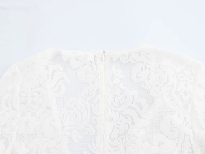 Detailansicht des weißen Spitzenkleid-Ausschnitts mit verdecktem Reißverschluss