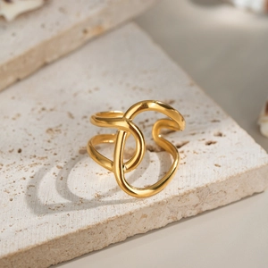 Bague géométrique minimaliste en acier inoxydable doré au design entrelacé abstrait
