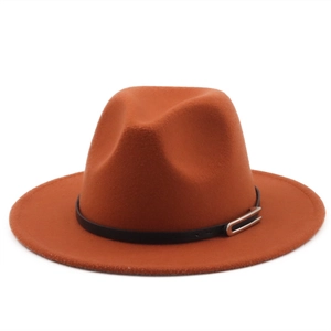 Détail du fedora en feutre orange rouille avec bande en cuir noir et boucle argent