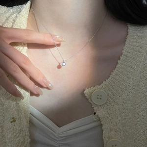 Minimalist S925 sterling silver halo pendant necklace with sparkling circular cubic zirconia