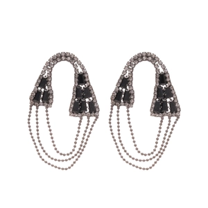 Boucles d'oreilles géométriques en argent avec pierres noires et pompons brillants