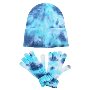 Makroaufnahme von blauem Batik-Strickset mit Touchscreen-Handschuhen und Rippstrick