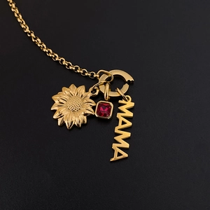 Collier MAMA en acier titane doré avec pendentifs tournesol et cristal rouge pour maman chic