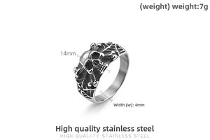 Makro-Detail des Punk-Totenkopf-Rings mit Spinnennetz-Textur und 14mm Höhenmaßen