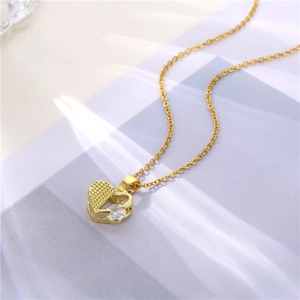 Élégant collier cœur en or avec pendentif en zircon sur chaîne en O pour femme