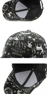 Détail d'une casquette noire montrant des motifs festifs et une doublure intérieure filet