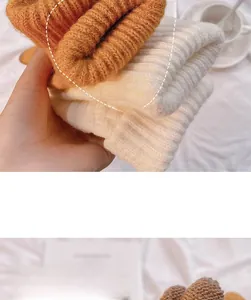 Dettaglio dei guanti in maglia con dita touchscreen e spessa trama a coste invernali