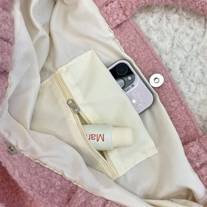 Dettaglio interno borsa tote in pile rosa con tasca a zip e chiusura magnetica in metallo