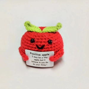 Muñeco de manzana positiva de ganchillo hecho a mano con hojas y tarjeta de mensaje