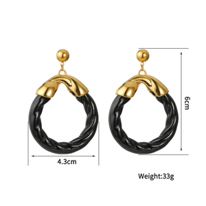 Détail de grandes créoles en or 18 carats et émail noir avec dimensions et poids