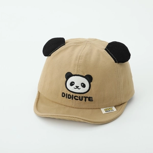Détail de la casquette bébé kaki avec oreilles de panda et broderie de précision