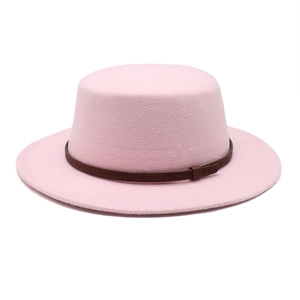 Vue détaillée d'un chapeau en laine rose avec un bandeau décoratif en cuir marron gaufré
