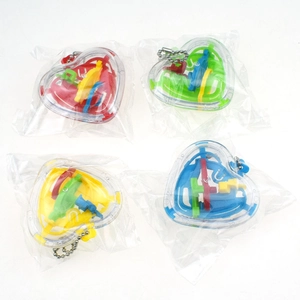Set di quattro puzzle labirinto 3D a forma di cuore con portachiavi colorati