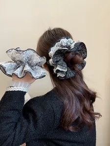 Gros plan de chouchous à fleurs avec dentelle portés pour un style vintage français