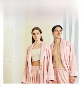 Vue détaillée d'un ensemble peignoir en flanelle rose épais pour couple avec polaire douce