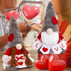Détail de gnomes de la Saint-Valentin avec barbes en peluche et bannière LOVE