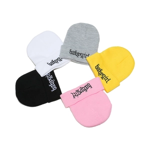 Berretti in maglia invernali con ricamo babygirl in bianco, grigio, giallo, rosa e nero