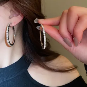 Grandes créoles minimalistes argentées avec pavage étincelant de pierres de zircone