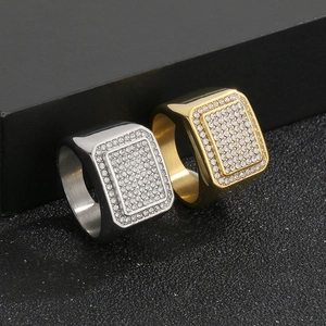 Dettaglio di anelli hip hop quadrati in oro e argento con pavé completo di zirconi bianchi