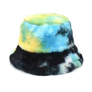 Détail de la texture douce en fausse fourrure tie-dye sur un chapeau bob d'hiver coloré
