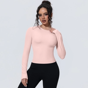 Haut de sport ajusté rose pâle à manches longues et col rond pour le yoga et le fitness
