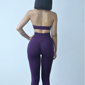 Dettaglio del set yoga viola senza cuciture con vita alta e design posteriore