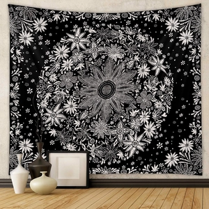 Dettaglio di arazzo bohémien bianco e nero con motivi di girasoli e viti decorative