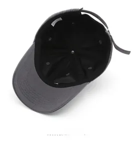 Detalle interior de gorra de béisbol de algodón gris con correa de ajuste y etiqueta