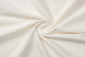 Vue macro détaillée du tissu du haut dos nu ivoire montrant une texture fine et un drapé