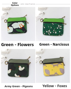 Vue détaillée de quatre mini-pochettes en toile avec motifs floraux et animaliers