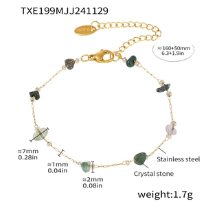 Detailansicht eines goldenen Edelstahl-Armbands mit grünen Kristallsteinen und Maßen