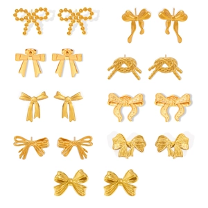 Lot de neuf paires de boucles d'oreilles nœuds dorés aux designs variés et élégants