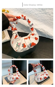 Dettaglio borsa hobo bianca con stampa fragole e manico arricciato unico