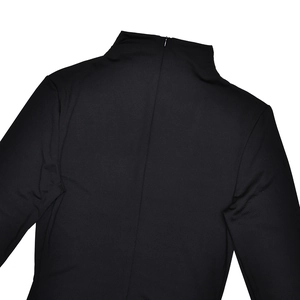Gros plan sur la fermeture éclair invisible d'une robe en tricot noir à manches longues