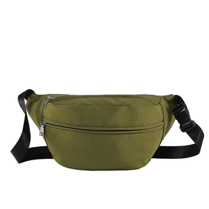Dettaglio frontale di una borsa da petto minimalista verde oliva con cerniere nere