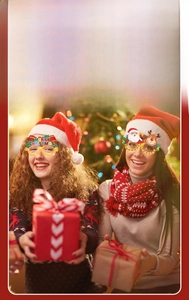Enfants et adultes portant des lunettes de fête de Noël avec Père Noël et renne