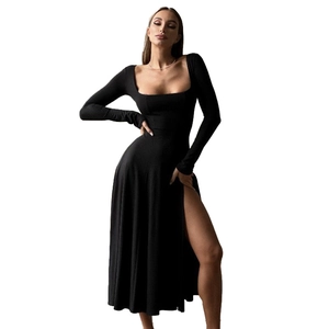 Détail de la robe noire moulante avec encolure carrée et fente latérale haute élégante
