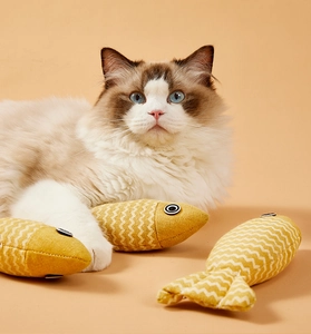 Detailansicht der Katzenminze Fischspielzeuge im Set mit einer flauschigen Ragdoll Katze