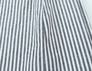 Détail rapproché du tissu à rayures verticales de haute qualité sur un gilet ajusté