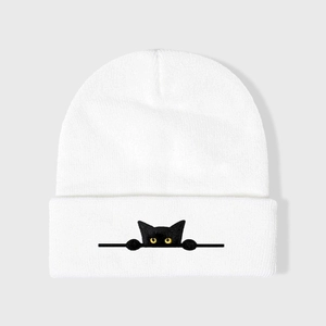 Berretto in maglia bianca con simpatico ricamo gatto nero e occhi gialli in stile casual
