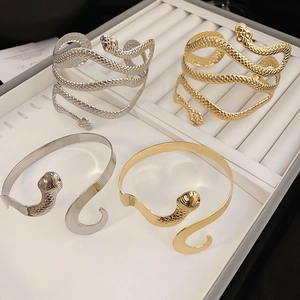 Détails de bracelets serpent avec motifs d'écailles gravés en finitions or et argent