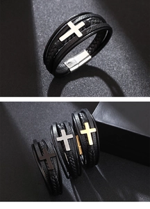 Dettaglio di bracciale in pelle intrecciata con croce in metallo e chiusura magnetica
