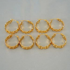 Boucles d'oreilles créoles dorées en acier avec motifs géométriques de cœur et d'étoile