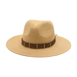 Détail d'un chapeau de paille avec bande en cuir marron et perles en bois ovales