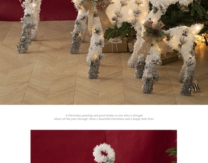 Details von leuchtenden weißen Plüsch-Weihnachtsrentieren mit warmen LED-Lichtern