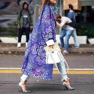Lange damesjas met paarse en blauwe mandala-prints in een modieuze streetstyle-look