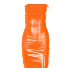 Detailansicht eines orangefarbenen trägerlosen Bodycon-Kleides aus glänzendem Kunstleder