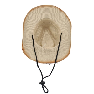 Détail du chapeau de paille bohème avec jugulaire réglable et bandeau anti-sueur